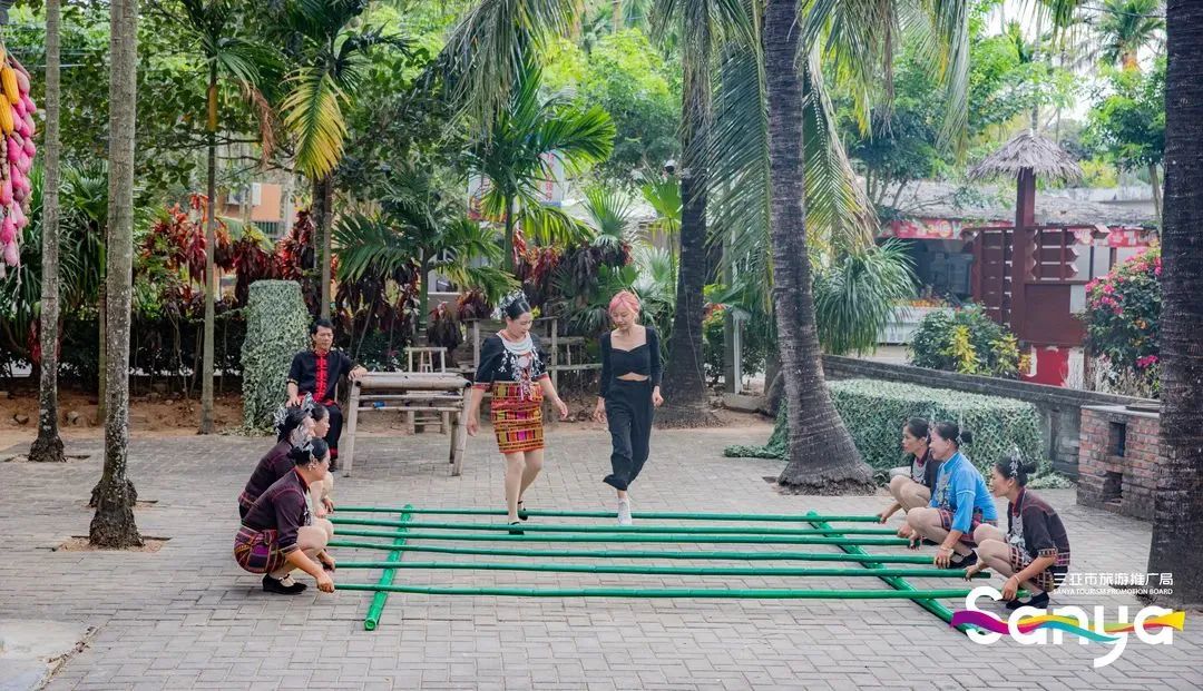 Dive into the culture of Li and Miao people