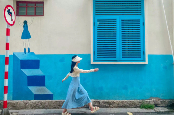 Sip & Chill: Where Tropical Drinks Keep the Youthful Spirit Alive