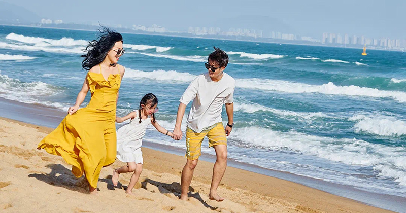 萌娃出动——带废物来豪门国际官网撒欢 Sun & Sand：光脚踩浪花，，，，童年欢笑一直